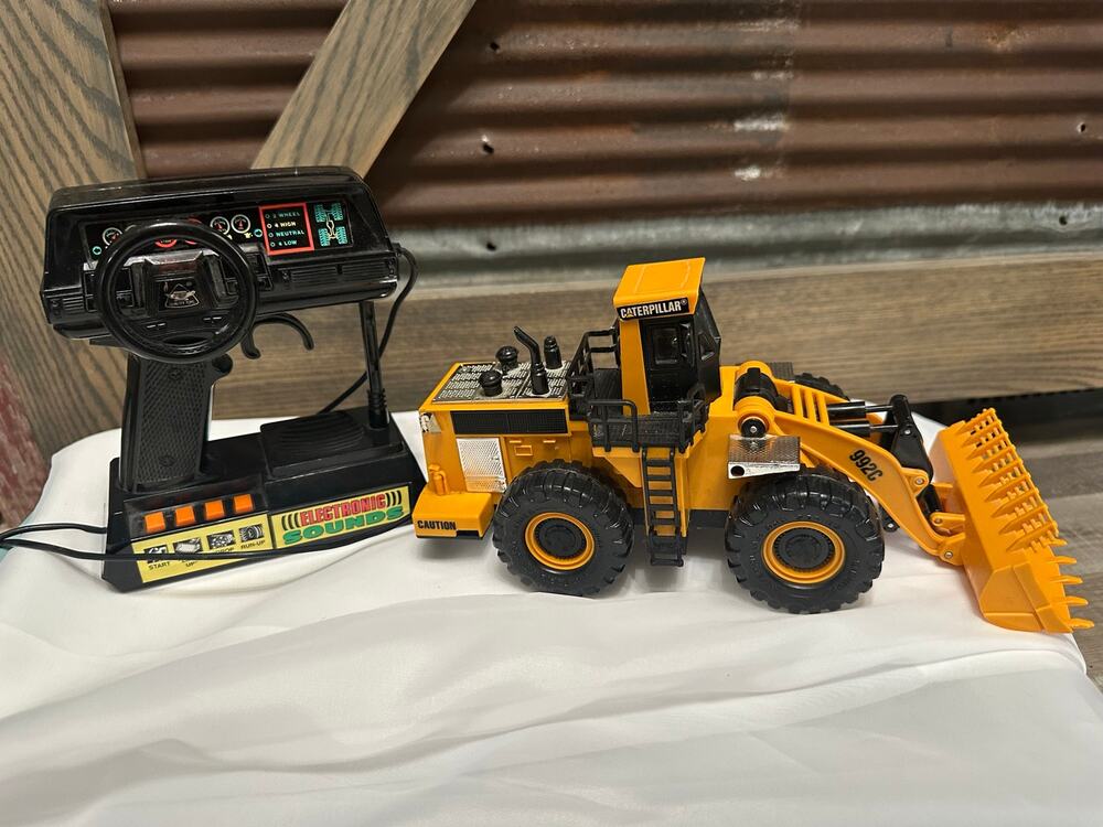 New Bright The Cat 992C Power Loader Tractor With Remote Vintage 1980s
